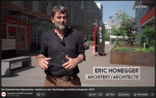 Der Architekt Erich Honegger spricht vor einem seiner Bauprojekte über nachhaltiges Bauen.