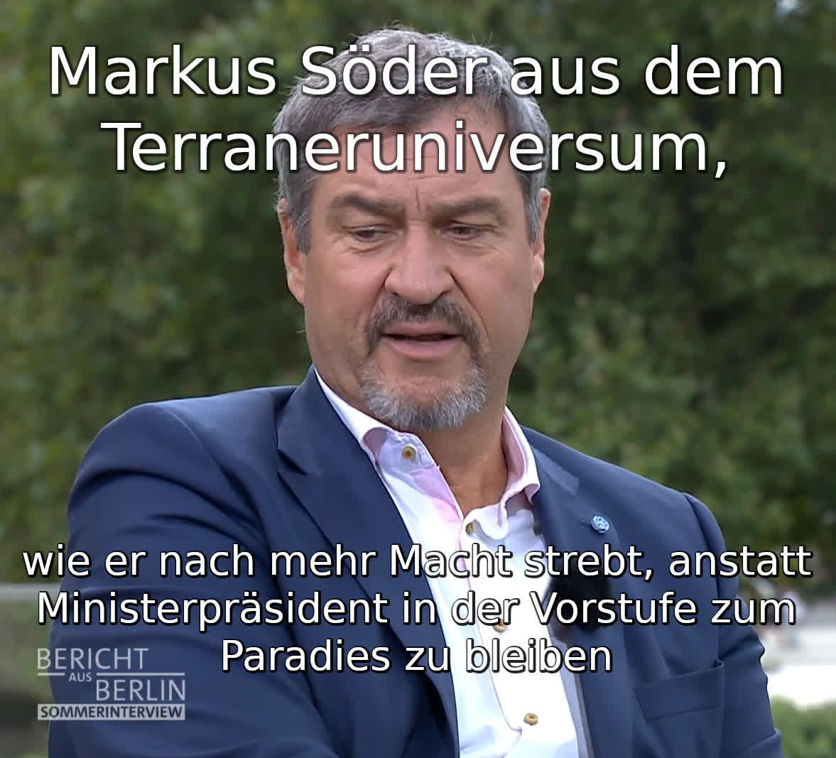 Bildschirmschuss von Markus Söder beim ARD-Sommerinterview 2024, mit Bart. Oben: "Markus Söder aus dem Terraneruniversum," Unten: "wie er nach mehr Macht strebt, anstatt Ministerpräsident in der Vorstufe zum Paradies zu bleiben"