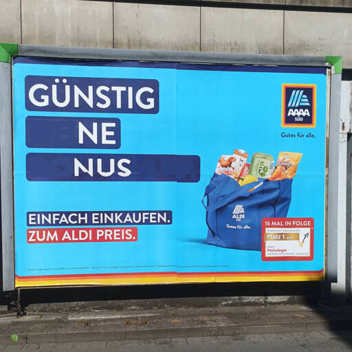 Plakatwerbung Dicounterkette AAAA: "Günstig ne Nus" Einfach einkaufen zum Aldi Preis