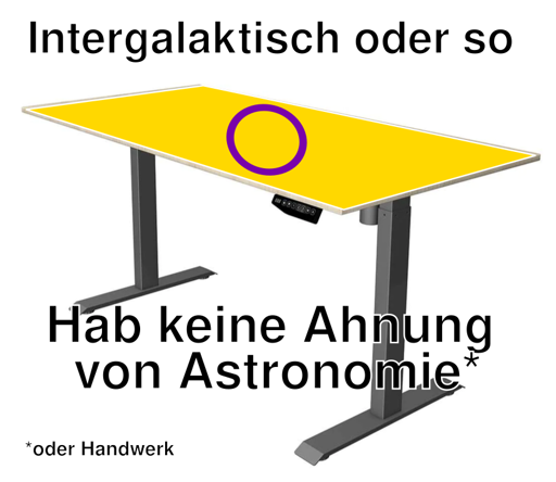 Ein Tisch, dessen Platte die IntergeschlechtlichenFlagge (lila Kreis auf gelben Grund) zeigt. Text oben "Intergalaktisch oder so". Text unten "Hab keine Ahnung von Astronomie...oder Handwerk"