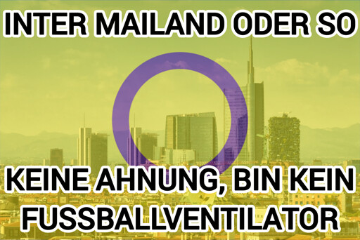 Skyline der Stadt Mailand, darüber halbtransparent die Intersex-Flagge und die Beschriftung: "Interessiert Mailand oder so, keine Ahnung, bin kein Fußballventilator"