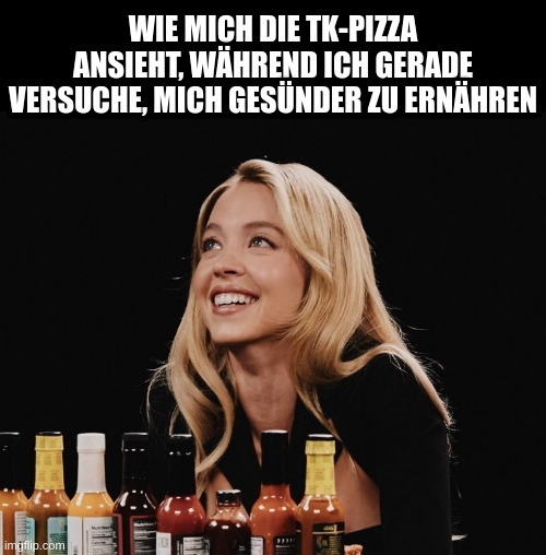 Wie mich die TK-Pizza ansieht, während ich gerade versuche, mich gesünder zu ernähren: Lächelnde Frau