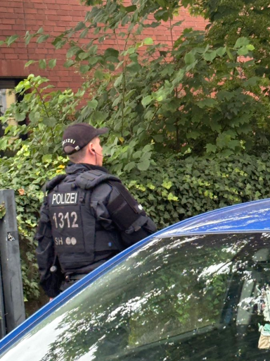 Polizist mit der Nummer 1312 auf der Uniform