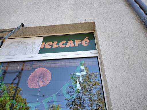 Schriftzug einer Außenwerbung, die zum Zeitpunkt der Aufnahme nur "ielcafé" ist. 