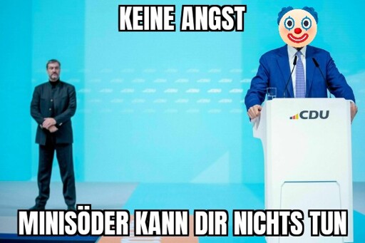 Ein Bild vom CDU-Parteitag. Im Vordergrund ein Clown (Friedrich Merz), im Hintergrund sehr klein Markus Söder. Darauf der Meme-Text "Keine Angst, Minisöder kann dir nichts tun"