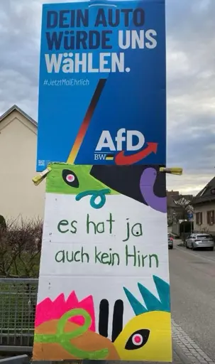 AfD Wahlplakat: "Dein Auto würde uns wählen" Plakat darunter: "es hat ja auch kein Hirn"