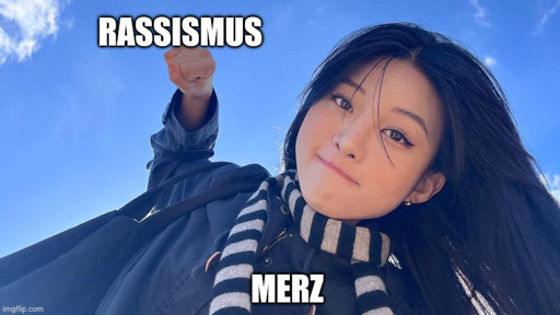 Ein Mädchen blickt mit erhobener Faust auf den Betrachter herab als würde sie gerade zuschlagen. Beschriftung Mädchen: "Merz", Faust: "Rassismus"