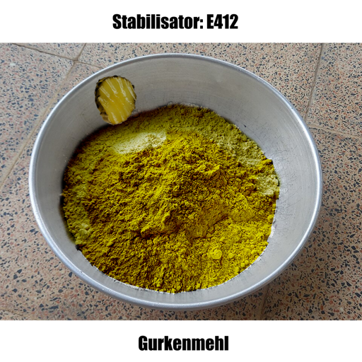 Oberer Text: Stabilisator: E412, Bild von grün gefärbten Mehl mit einer Gurkenscheibe. Untere Text: Gurkenmehl